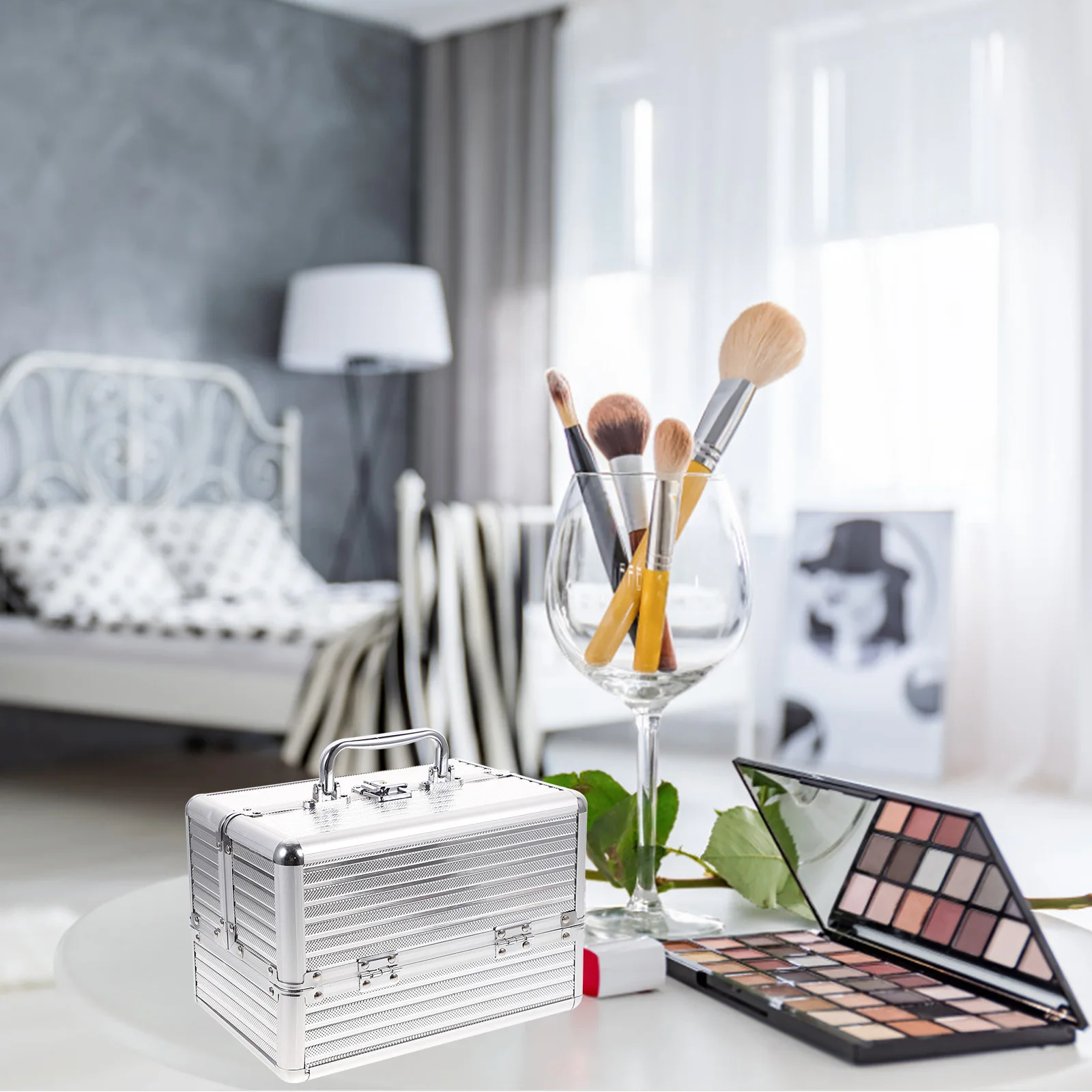 

Aluminum Alloy Box Large Capacity Lightweight Handle Mirror Inside Durable Buckle Lock Travel Makeup Case Organizer