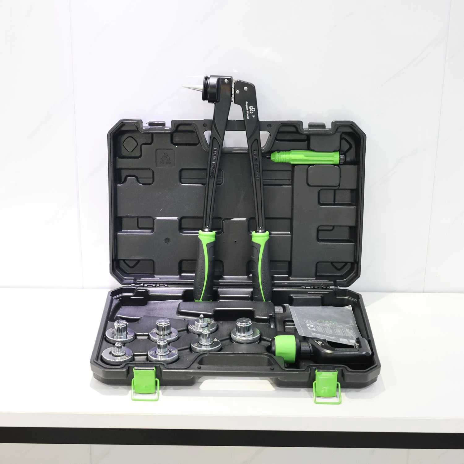 

Набор инструментов для развальцовки труб ST-100A с триммером CT-207 для труб из мягкой меди и алюминия