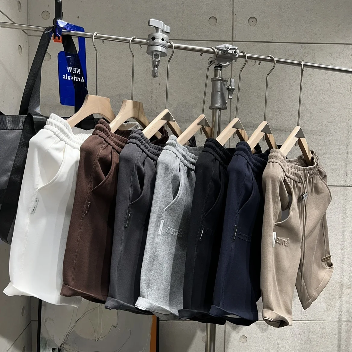 

Новые летние мужские повседневные шорты свободного кроя с эластичным поясом, спортивные, с надписью, средней длины, простые, модные, молодежные, прямые шорты