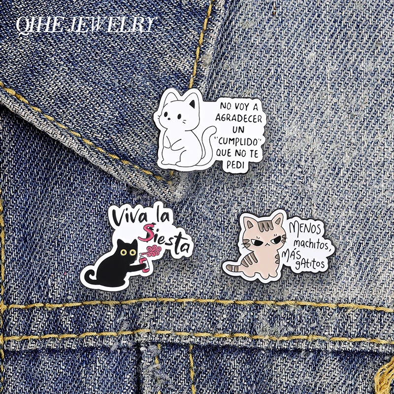 Pin de Esmalte con Slogan Divertido en Español y Gato, con la frase 'No voy a agradecer un cumplido que no te pedí', y el texto 'Menos Machitos Más Gatitos', para Bolsos y como Insignia
