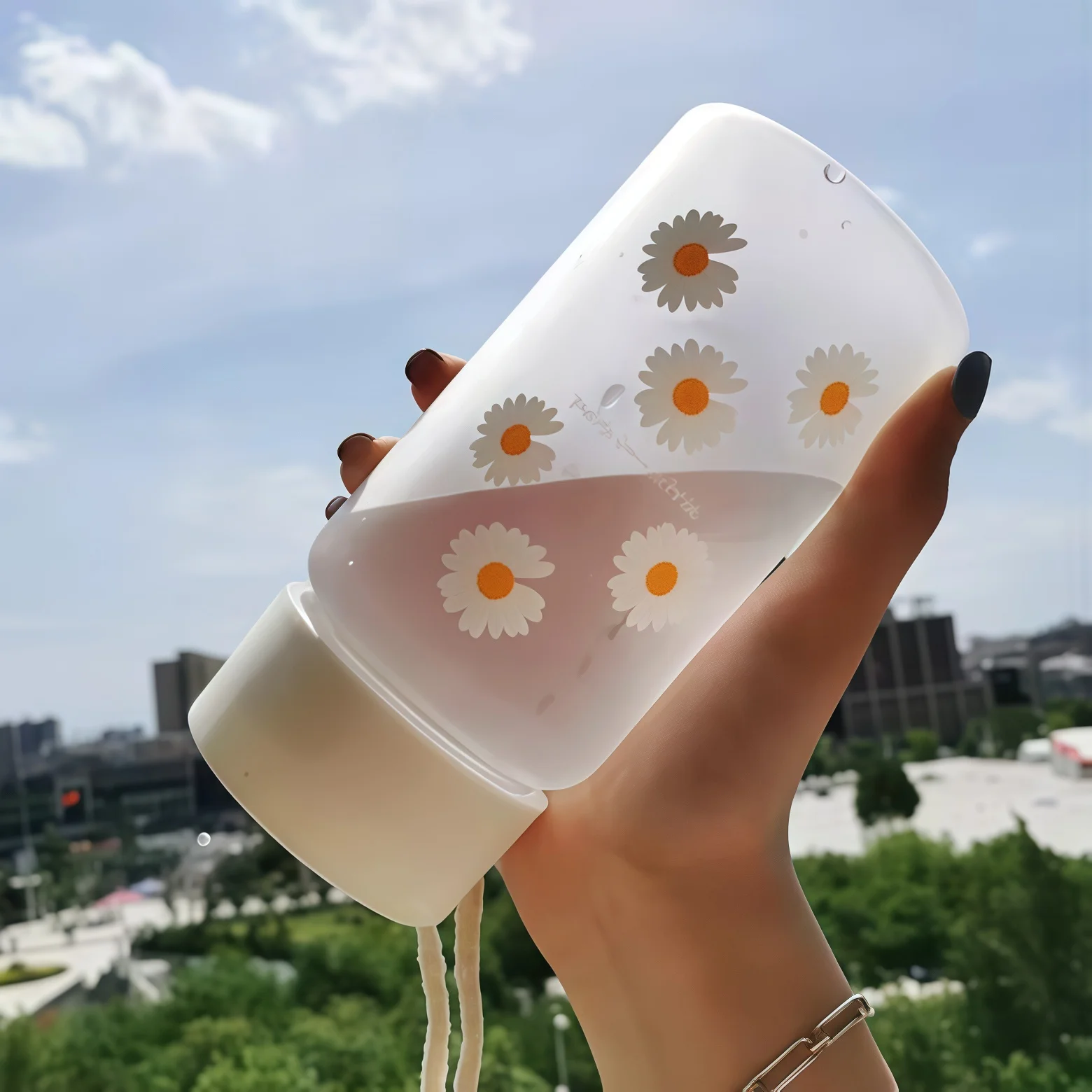 Daisy pattern plastic water bottle, fruit juice transparent bottle, BPA-free frosted water bottle, travel teacup with rope