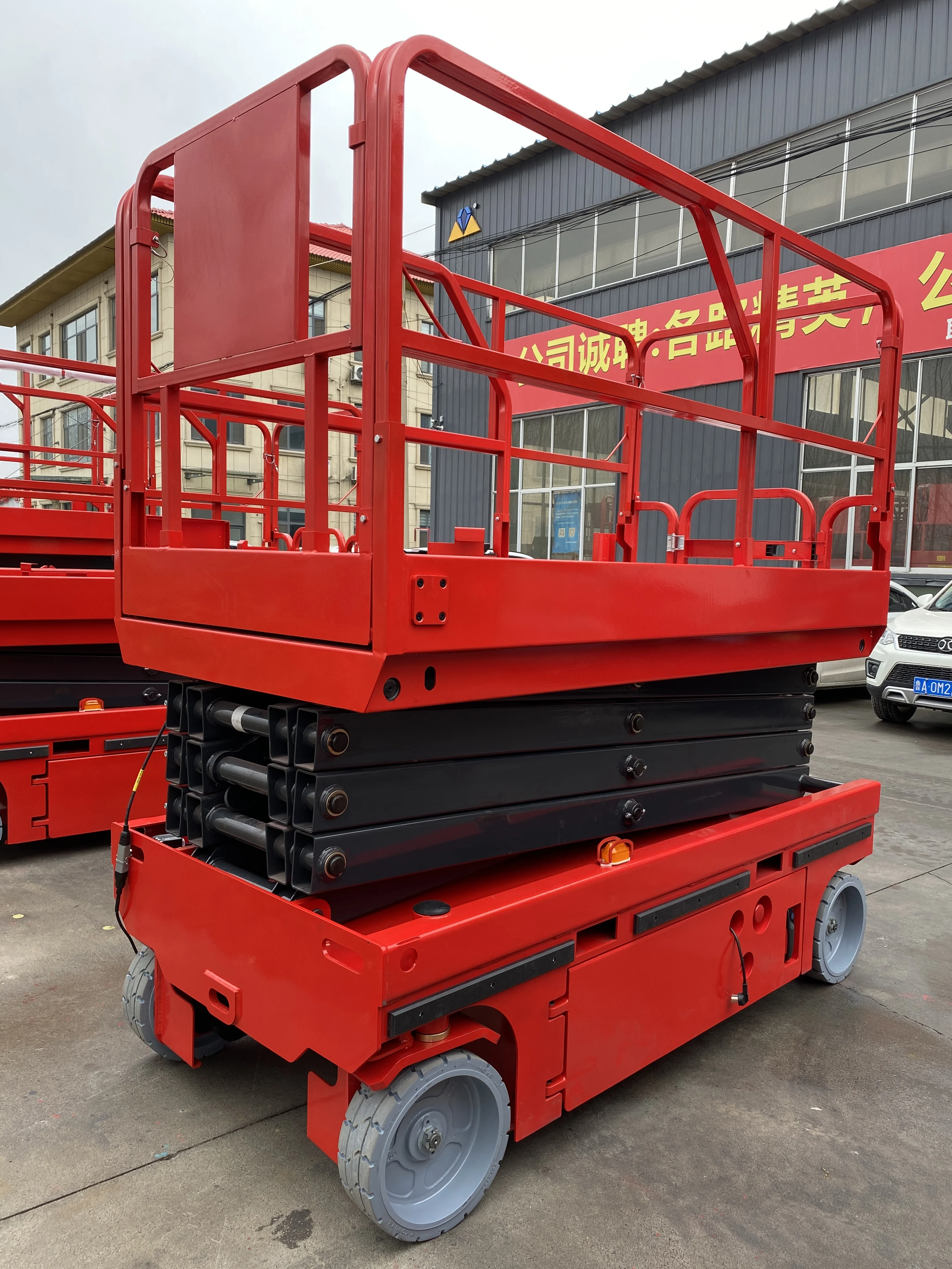 Portable Hydraulic Mobile Lift Self-propelled Scissor Lifting Platform Electric Scissor Lifting Platform 4000 mm Maximum Height