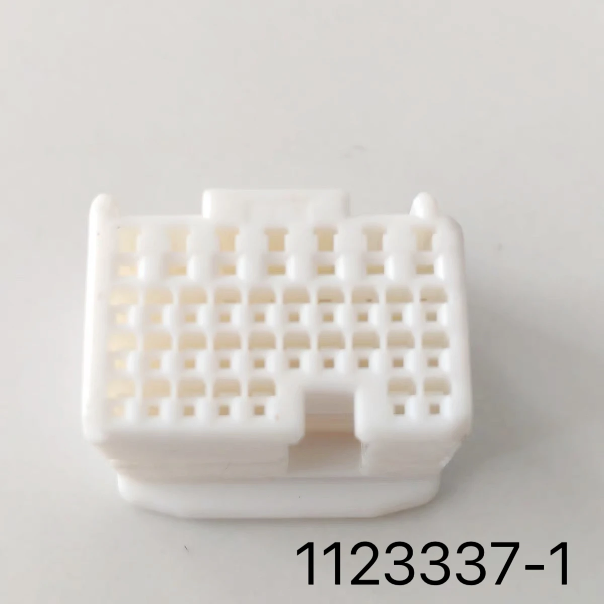 1123337-1 TE Automotive connector housing MULTILOCK 025/040 III series, 34 channels, 4 rows White wire-to-wire connector