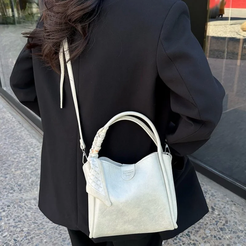 حقيبة يد نسائية راقية مصنوعة من الجلد بنقشة الفاوانيا تتميز بتصميم باريس العصري خفيف الوزن وناعم على الطراز اليومي الحديث ​