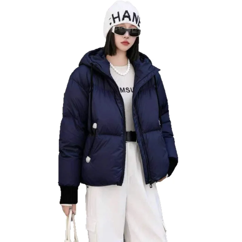 سترة نسائية شتوية 2025 منتفخة قصيرة بغطاء للرأس على طراز ركاب معطف سميك أنيق