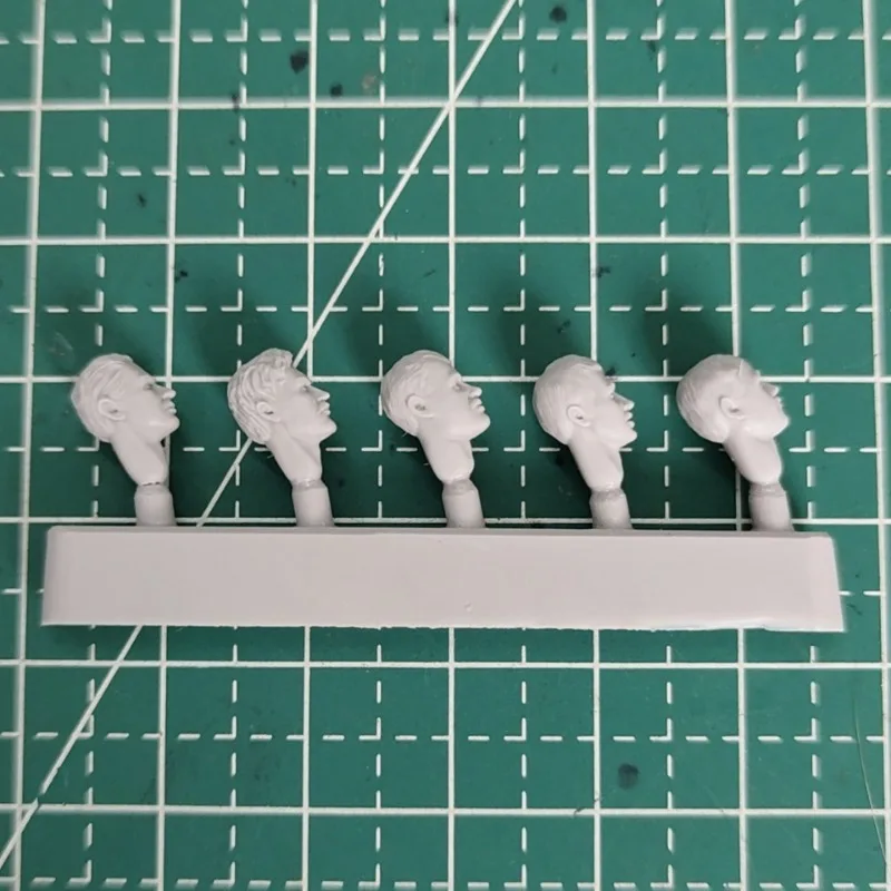 1/35 ratio die-casting resin head model kit, Hairy heads, 5 heads, miniature toy, unassembled and unpainted, 010X