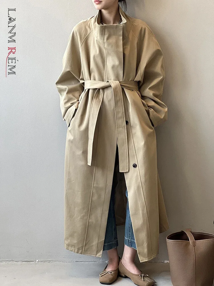 

[LANMREM] Office Lady Belt Gathered Waist Trench For Women Stand Neck Single Breasted Fashion Windbreaker 2024 Autumn New 26C490