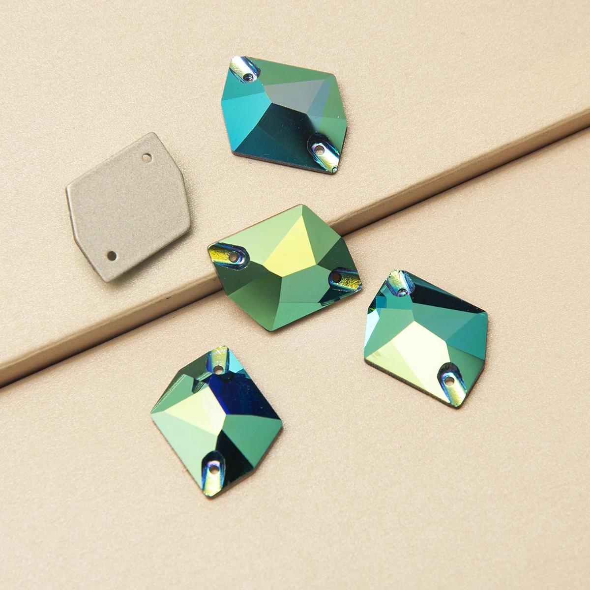 Heiß begehrte Cosmic Plating AB-Effekt Aufnähsteine, glänzende Kristalle in allen Größen für Kleidungsstücke, Hochzeitskleider und Dekorationen. – Detail 12
