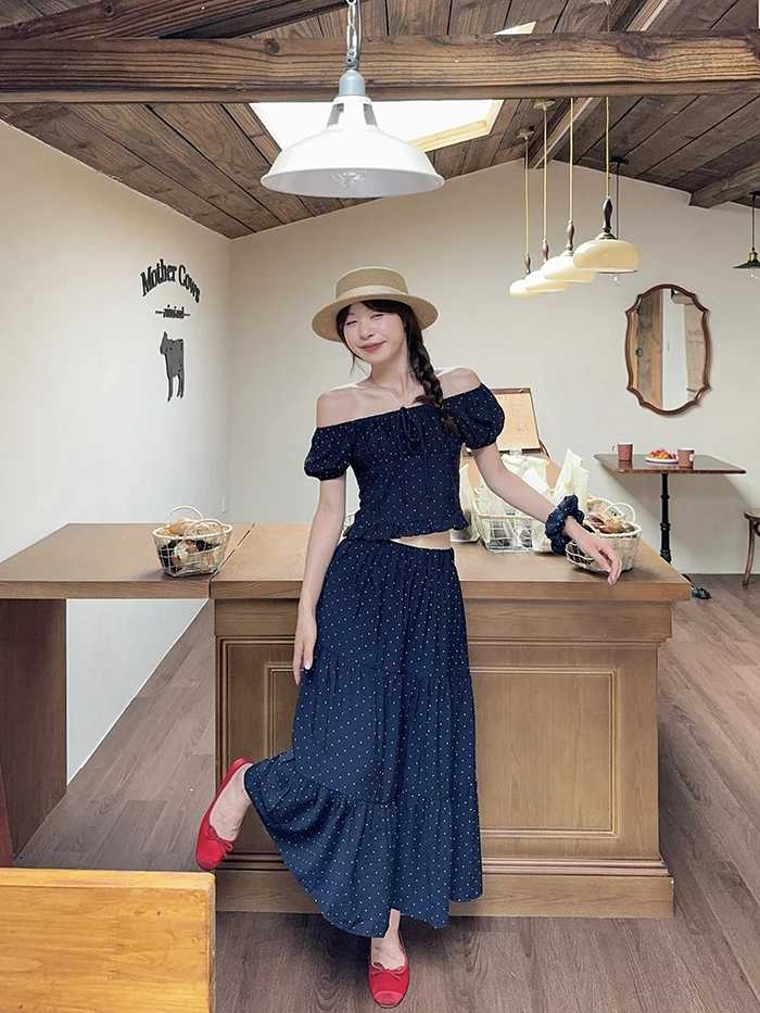 

Весенний комплект: топ с одним открытым плечом в горошек с коротким рукавом и юбка-полусолнце, женский модный комплект с рукавами-фонариками и круглым узором