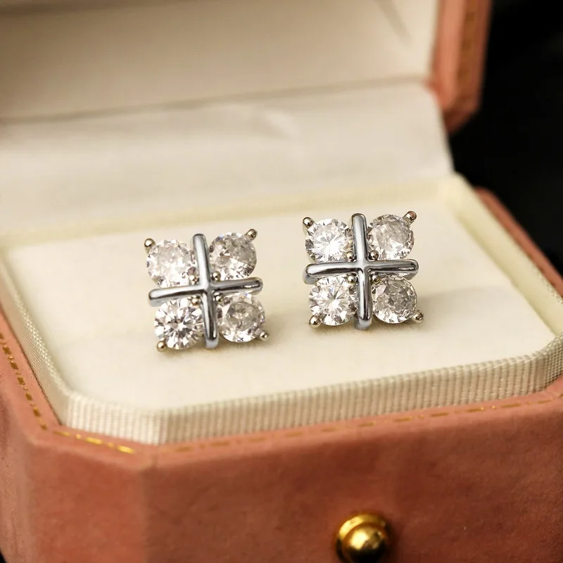 Lnkry Ohrstecker mit vierblättriger Blume aus 14 Karat Gold, funkelnder 3 mm Moissanit-Ohrring für Damen, koreanischer INS-Schmuck im schlichten Stil – Detail 4