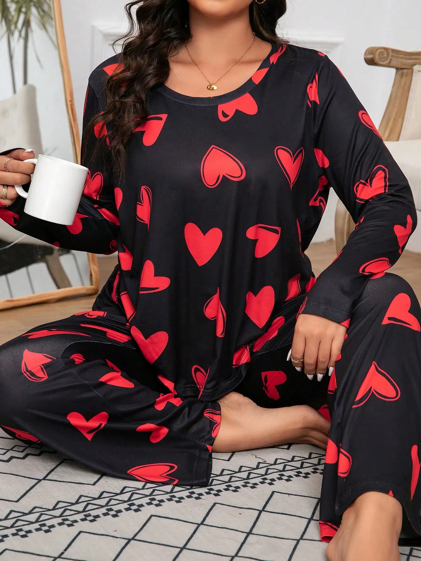 Plus Size Women\'s Heart Print Long Sleeve Pajama Set, Soft Lightweight Two-Piece Lounge Wear, Perfect for Home and Relaxation