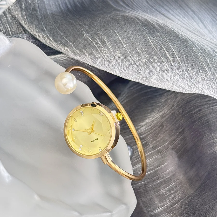 นาฬิกาข้อมือผู้หญิงหรูหราสีโรสโกลด์ หน้าปัดเล็ก สายแบบกำไลข้อมือ ประดับเพชรเทียม ดีไซน์แบรนด์ดัง สไตล์วินเทจ ไข่มุกเทียม นาฬิกาควอตซ์