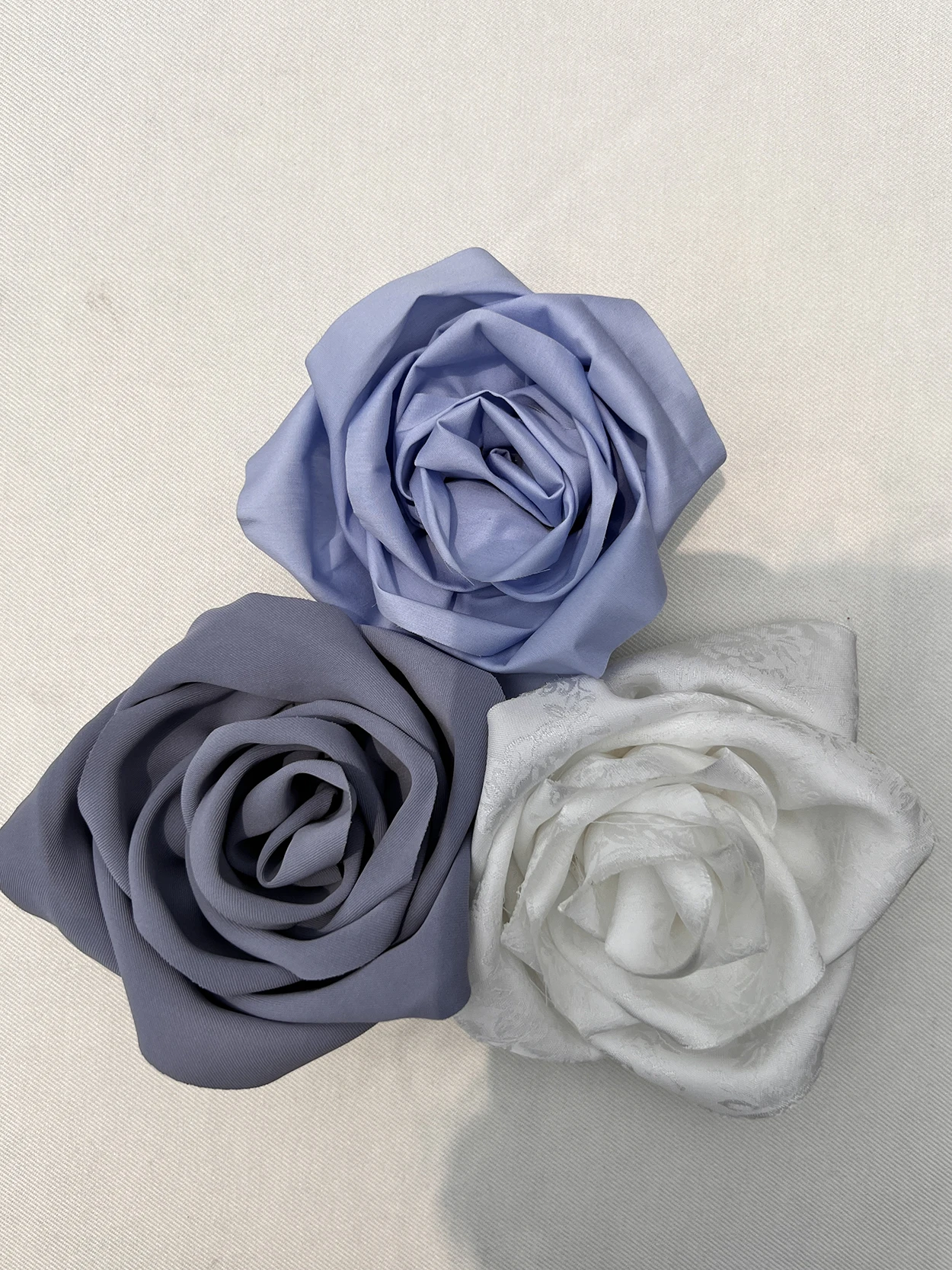 Accessoires de fleurs en satin fleuri tissés à la main avec décorations de corsage