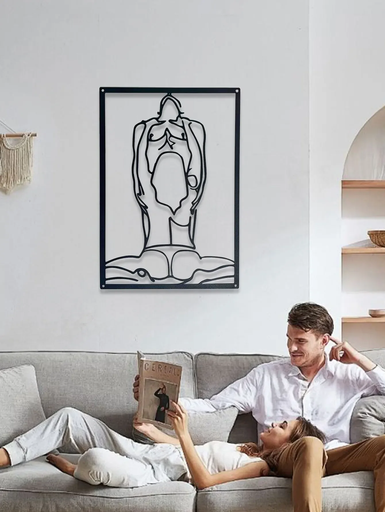Metal wire drawing A man and a woman create motion line art for their family, perfect gifts, wall decorations and presents