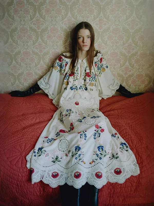 

Комплект из двух предметов: пуловер с круглым вырезом и цветочным принтом с вышивкой, и шорты. Женский, свободный крой, из смесового хлопка и льна, с длинными рукавами.