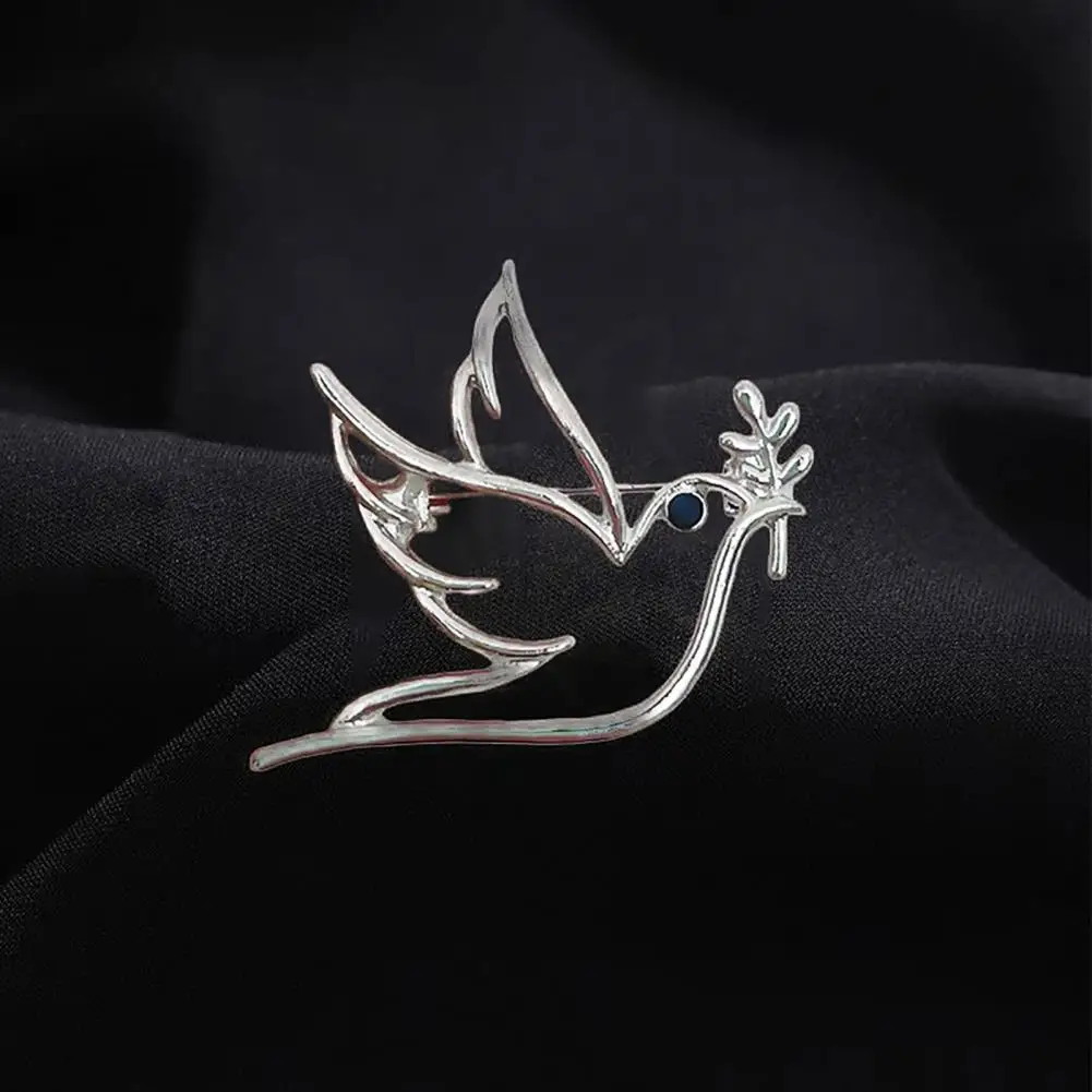Long-lasting Brooch Women Alloy Brooch Rose Flower Pin Hollow Lapel Badge for Coats Scarves Versatile Accessory for Bags