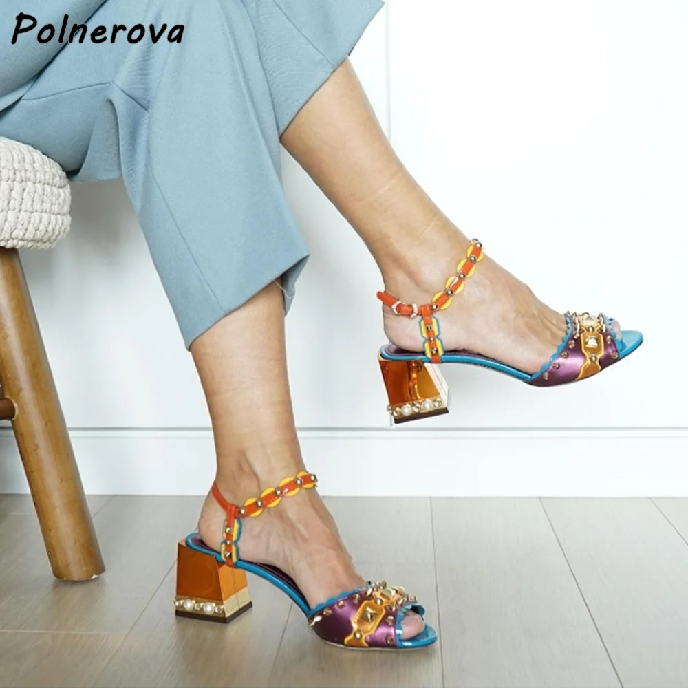 

Сандалии с Т-образным ремешком и заклепками и жемчугом в стиле пэчворк, сандалии с открытым носком и квадратным каблуком, модные роскошные пикантные летние сандалии 2025