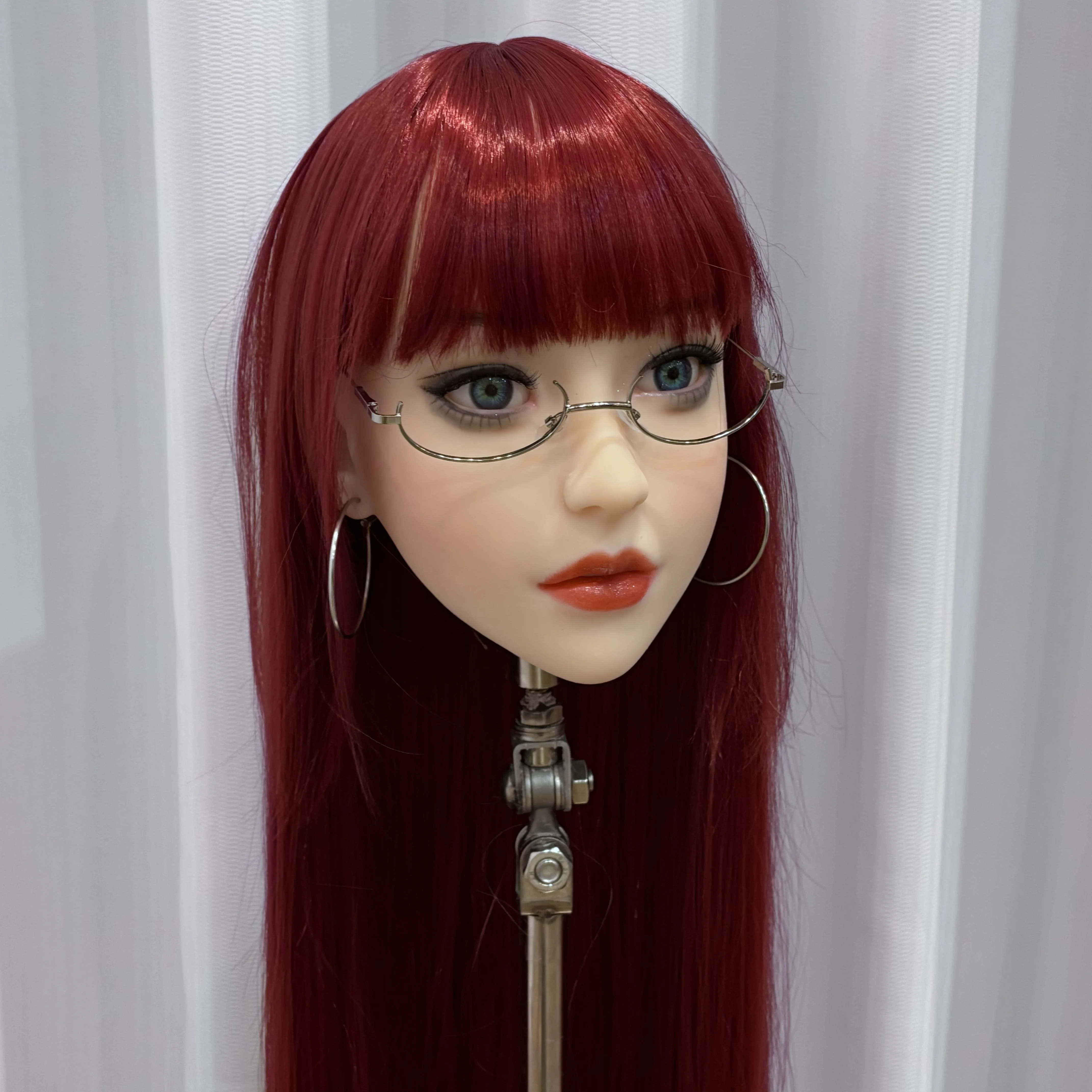 نسخة طبق الأصل 1:1 من نموذج رأس أنثى، رائع للغاية. مصنوعة من مادة TPE، بملمس ناعم. مصممة خصيصًا لمصففي الشعر