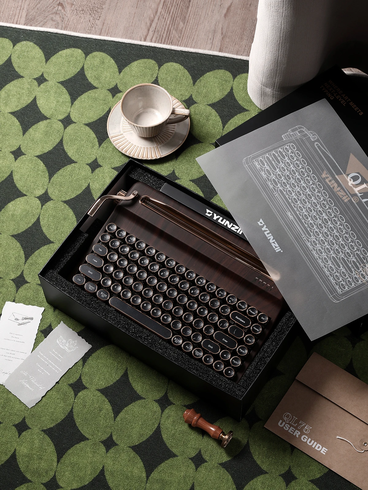 Klawiatura mechaniczna YUNZII QL75 QMK/VIA, bezprzewodowa klawiatura RGB w stylu retro, inspirowana maszynką do pisania, kompatybilna z Mac/Win, w zestawie prezentowym. — zdjęcie produktu 7