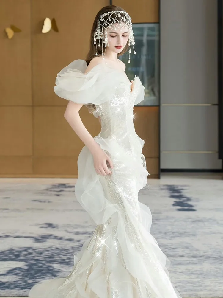 Un nuovo abito da sposa di lusso leggero monospalla con coda di pesce per banchetti