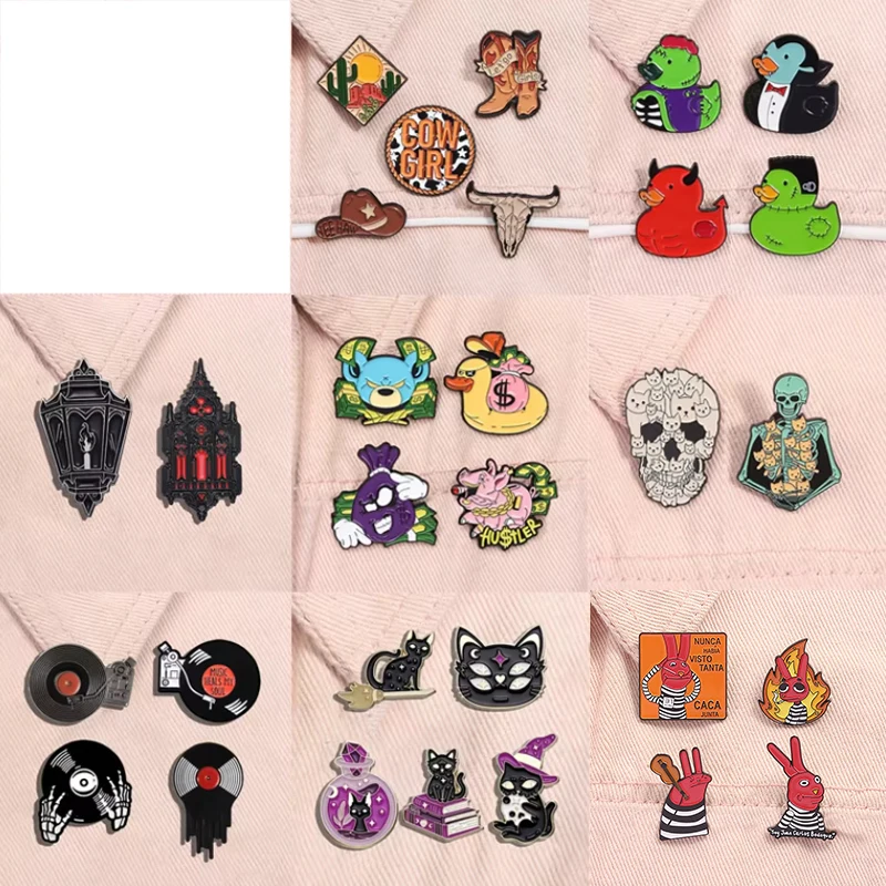 Punk Halloween Skelett Emaille Pins Set Kreative Cowboy Boot Hexe Katze Science Fiction Filme Broschen Revers Abzeichen Schmuck Geschenke