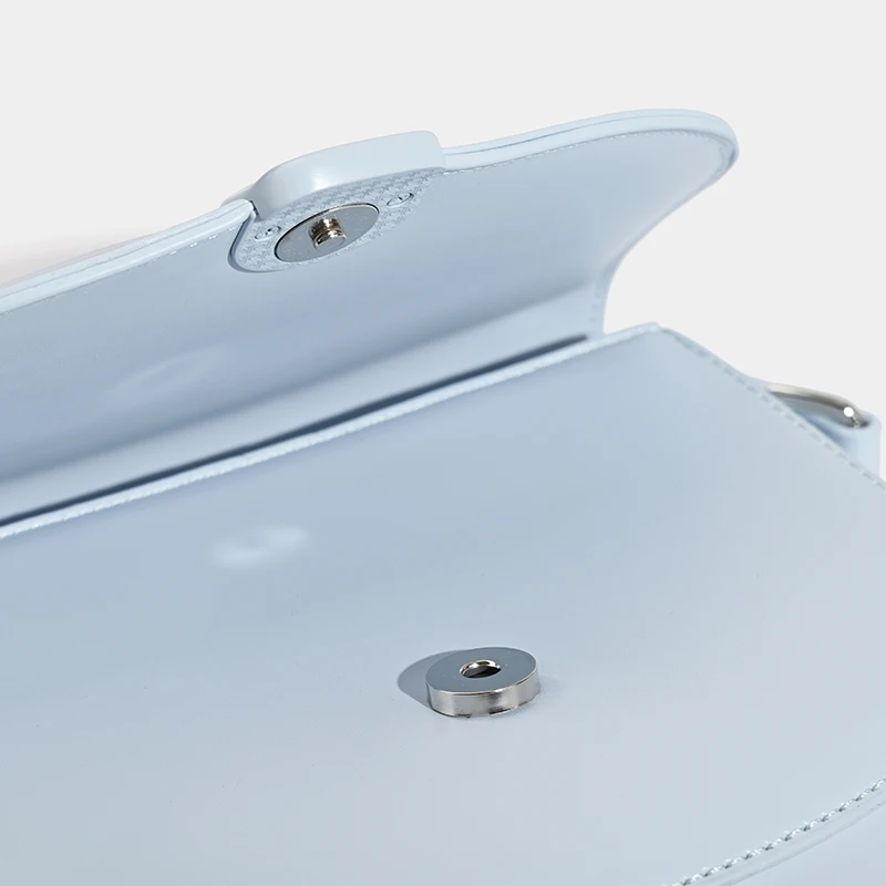 حقائب سرج للنساء حقائب يد وحقائب يد بتصميم فاخر لعام 2025 جديدة في جلد البولي يوريثاليت ديكور بسيط للتنقل عبر الكتف شحن مجاني سريع الوصول