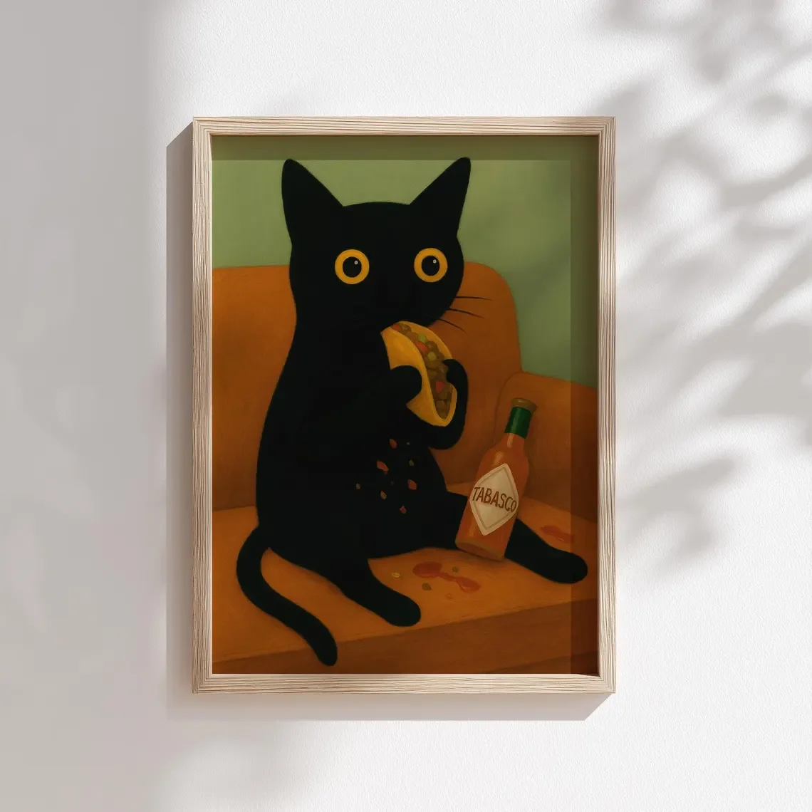 Art mural Mischievous Taco Cat - Impression amusante célébrant le chaos félin. Le canapé orange chaleureux et le fond vert doux créent une ambiance cosy