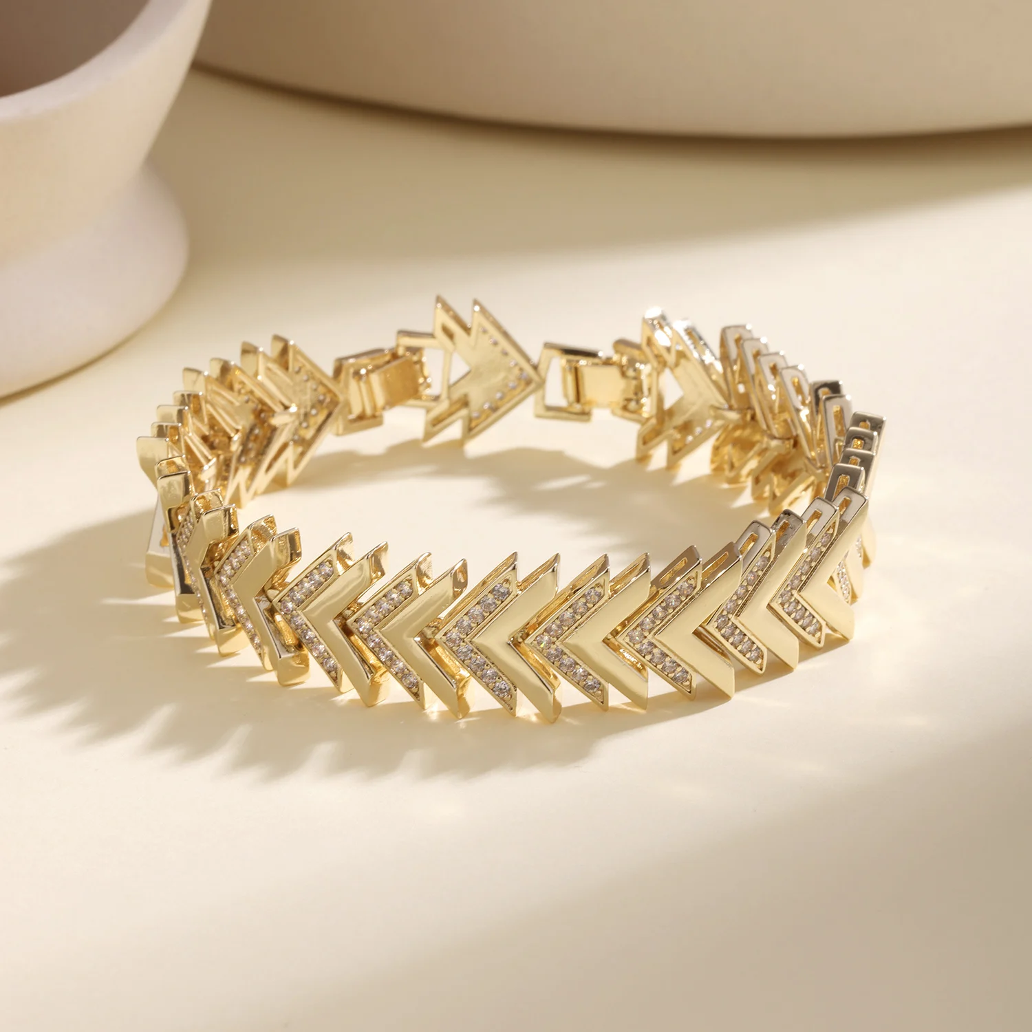 Nidin Luxus-Armband mit glänzenden CZ-Kristallen, Pfeilform, V-förmige Pfeilspitze, Handgelenkkette, eleganter Hochzeitsschmuck für Frauen, Alltagskleidung – Detail 8