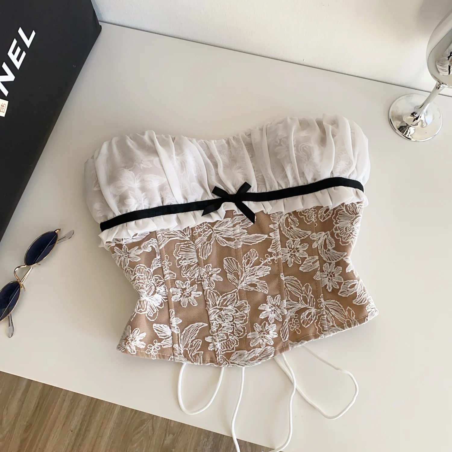 

Clothland Sexy Floral Lace Embroidery Blouse Strapless Bow Tie Sleeveless Lace Up Short Shirt Female Chic Blouse Blusa WA409