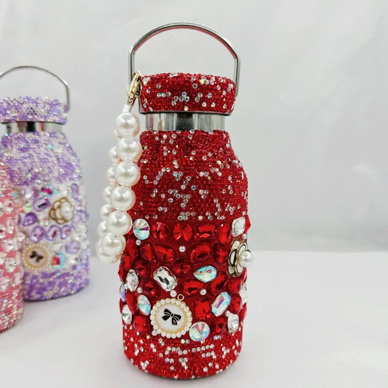 قوارير مفرغة محمولة معزولة بحجر الراين المتلألئة مع كوب ماء بسلسلة من اللؤلؤ وكوب من الفولاذ المقاوم للصدأ