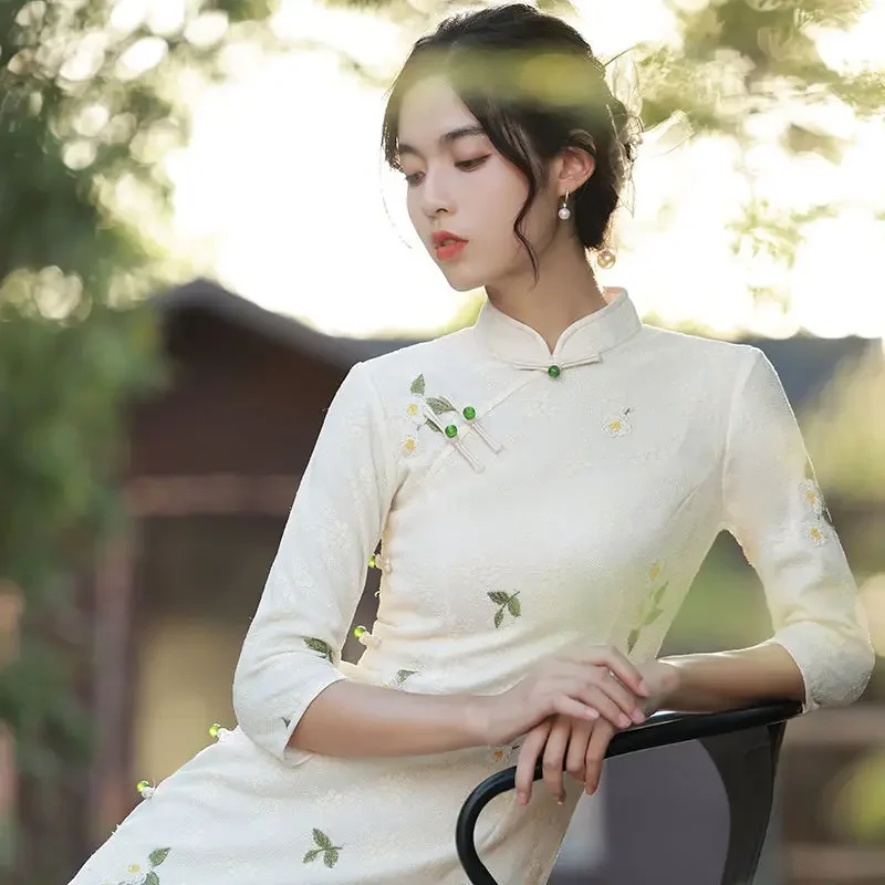 

Белое Cheongsam с длинными рукавами, новинка 2021, длинное молодежное платье, ранняя осень, элегантное улучшенное платье Ципао в китайском стиле