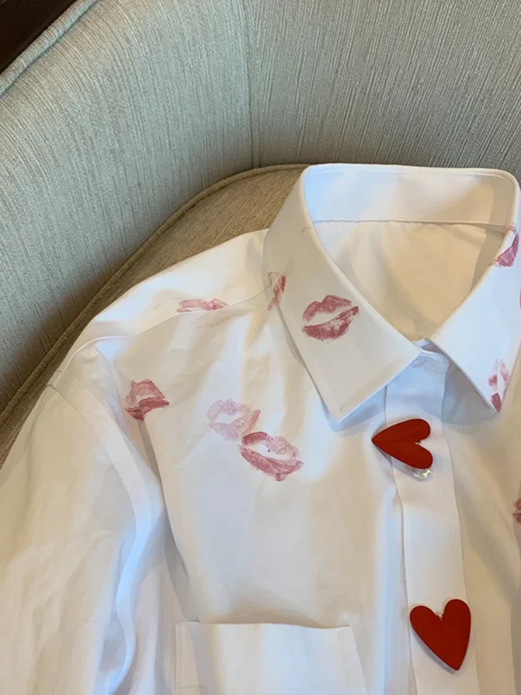 2024 Nieuwe Revers Shirt Lente Print Hart Knoop Witte Lange Mouw Blush Harajuku Heren En Dames Losse Lip Shirt