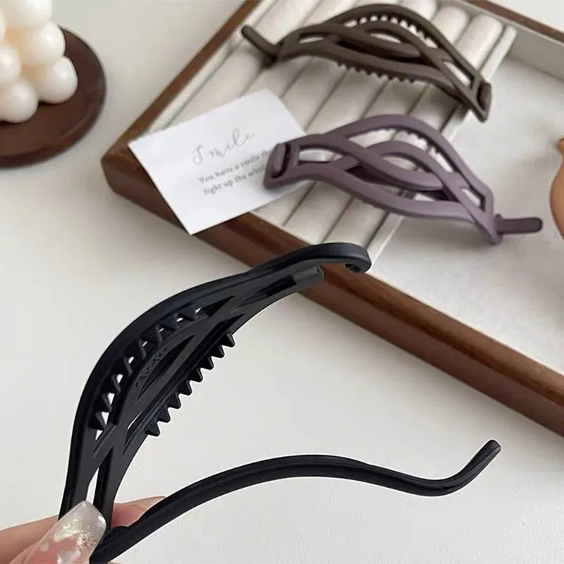 مشابك شعر غير لامعة باللونين الأسود والبني الموز - مشابك على شكل إكسسوارات شعر عصرية للنساء أنيقة