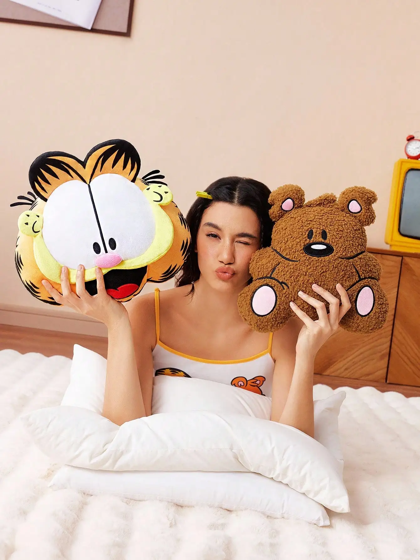 غارفيلد |   SHEIN قطعة واحدة من وسادة رمي القطيفة الكرتونية اللطيفة، نسيج ناعم ومريح، مناسب للغرفة والسيارة والأريكة