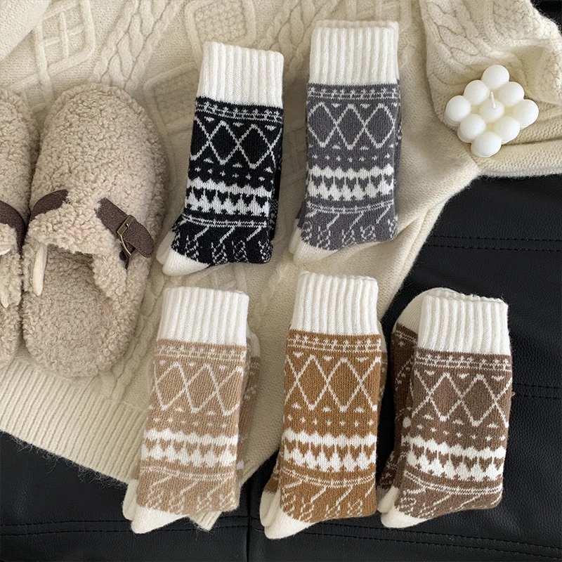 Dicke warme Wintersocken für Damen im Ethno-Stil mit Rautenmuster, ein mittlerer Schlauch für Kältebeständigkeit, weiche und bequeme Outdoor-Bekleidung