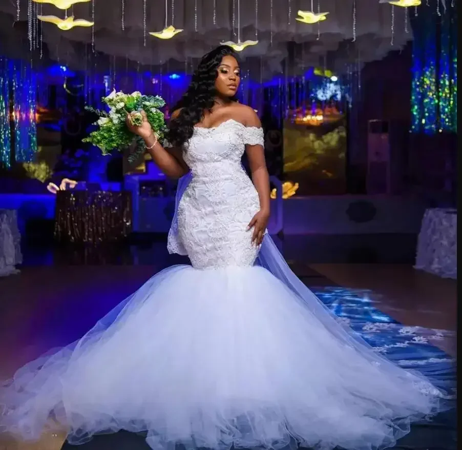 ชุดแต่งงานทรงเมอร์เมดแบบเปิดไหล่ประดับลูกไม้สั่งตัดพิเศษสำหรับเจ้าสาวผิวสีดำสไตล์วินเทจ