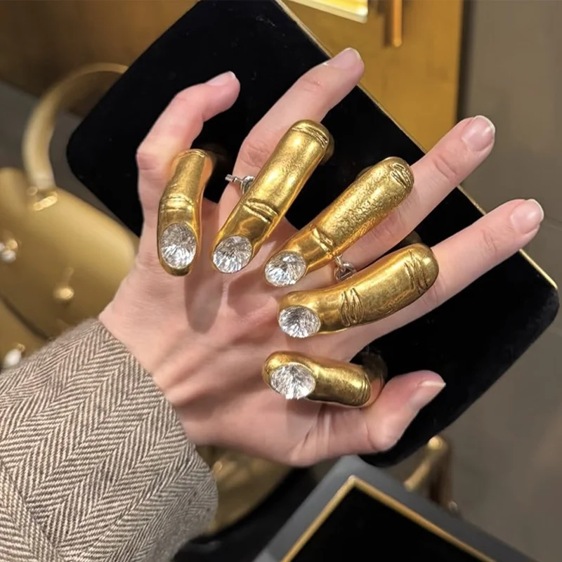 1pc Fashion Show Exaggerated Metal Goldplated Big Hand Ring For Women Elegant Finger Sewing Hands Folded Jewelry Ring Accessory