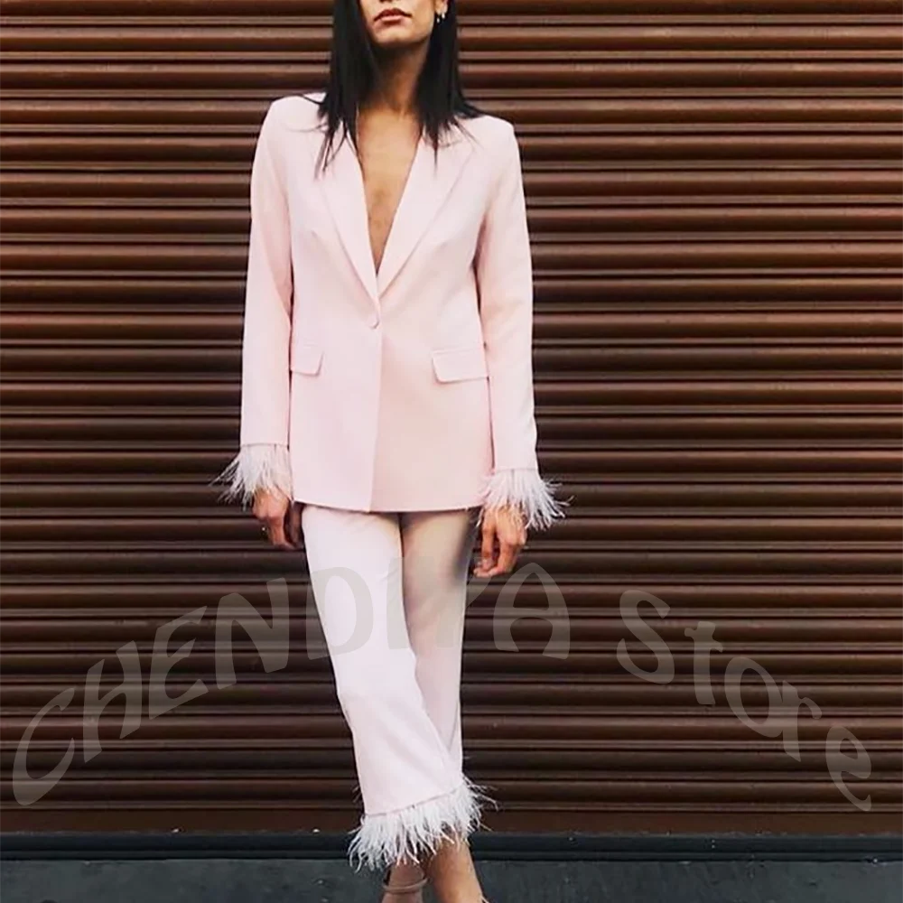 

Новый модный светло-розовый женский костюм: пиджак с одной пуговицей и острыми лацканами, украшенный перьями, для путешествий и повседневной носки, роскошный комплект.