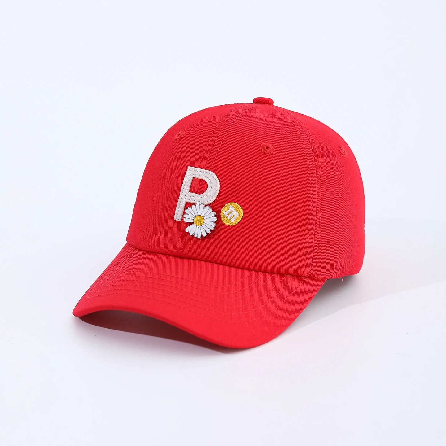 Koreanische lässige, leichte und frische Baseballkappe mit Schriftzug in Rot und kleinem Gänseblümchen-Metallanhänger für Sonnenschutz – Beanie-Mütze