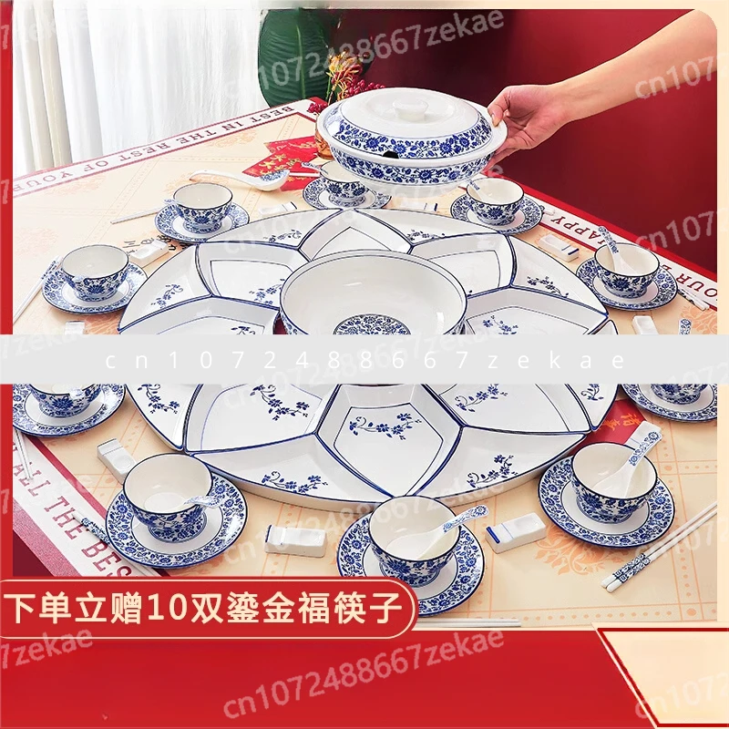 

Семейное блюдо для ужина на Нового года, комбинация посуды