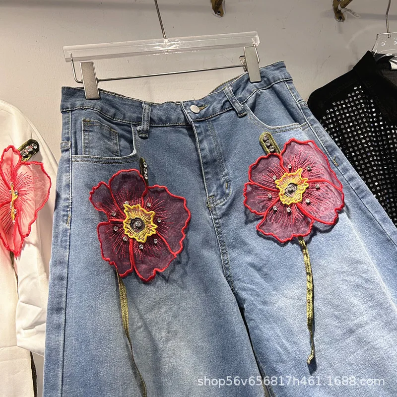 ชุดเซ็ตสองชิ้นสำหรับผู้หญิงแฟชั่น ลายดอกไม้ 3 มิติ ประดับเพชร เสื้อยืดแขนสั้นทรงหลวม + กางเกงยีนส์ทรงตรงเอวสูงขากว้าง