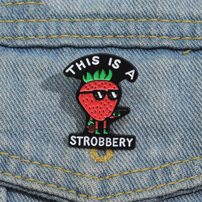 Lapel Badges Custom, Punk Engraçado Jóias Presente para Amigos, Cool Strawberry Killer Esmalte Broche