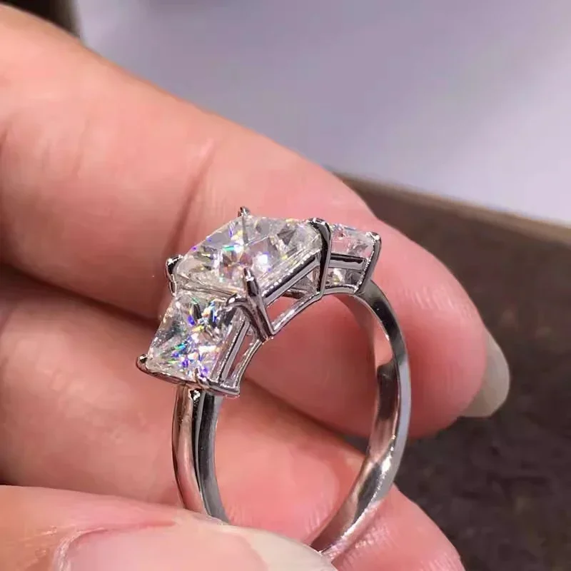 Huitan Luxus Prinzessin Quadratische Zirkonia Ringe Weibliche Silber Farbe Zubehör für Hochzeit Zeremonie Vorschlag Schmuck Geschenk