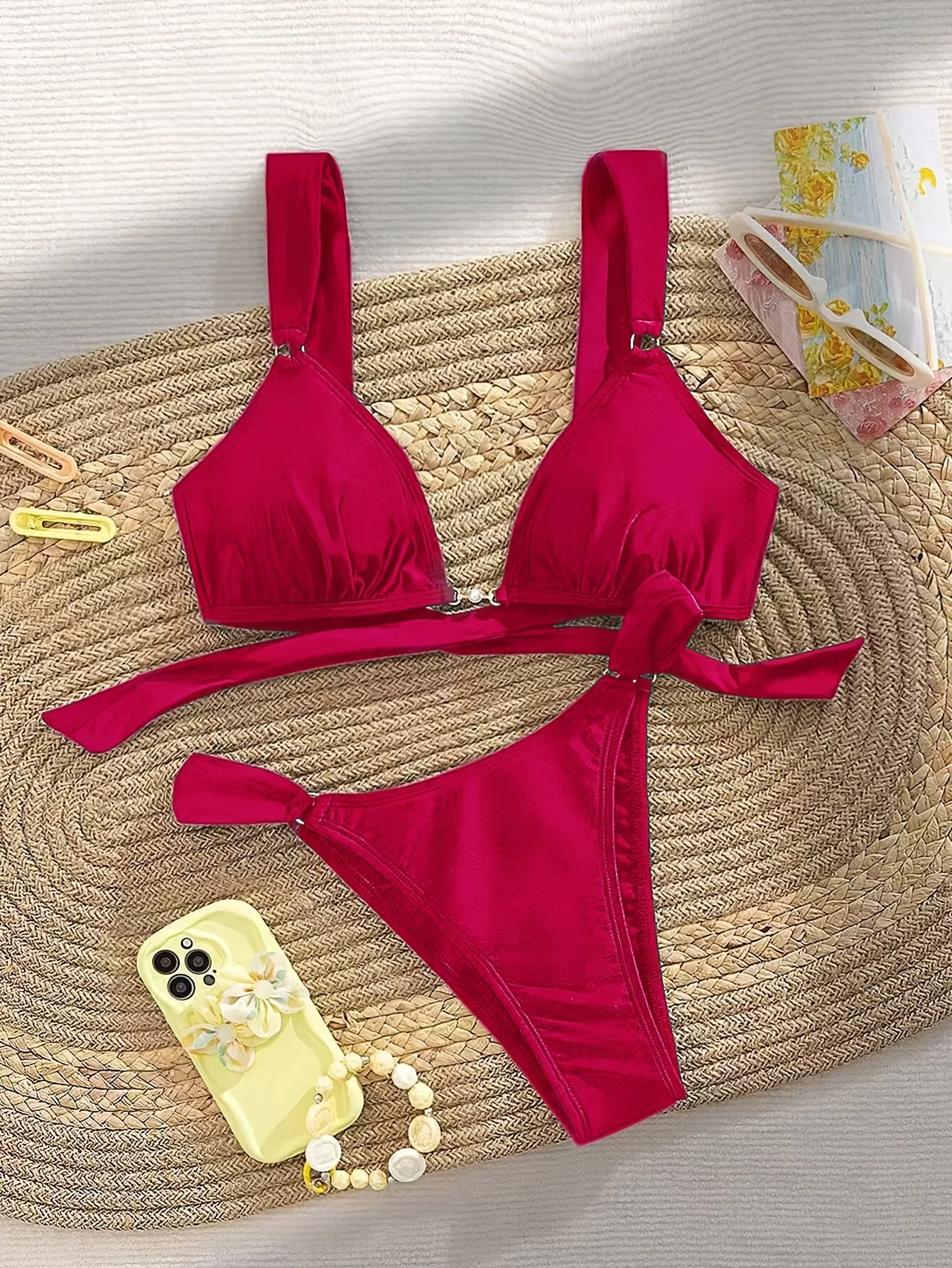 ชุดว่ายน้ำแฟชั่นเซ็กซี่สำหรับผู้หญิงปี 2026 สีแดง ทรงสามเหลี่ยมผูกข้าง ปรับได้เพื่อกระชับรูปร่าง เหมาะสำหรับกิจกรรมริมทะเล
