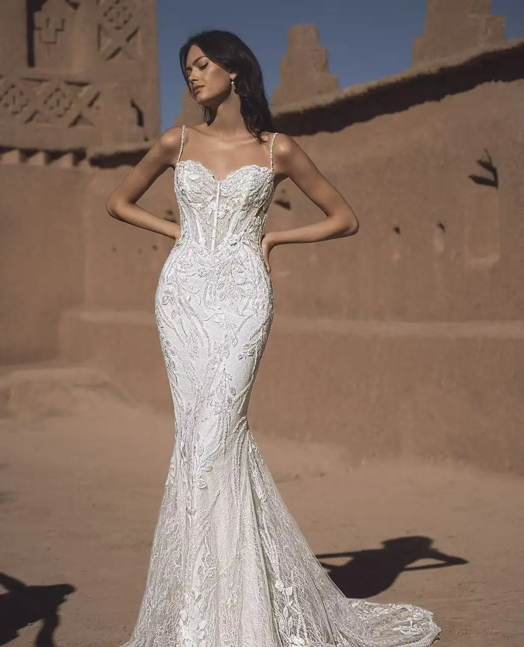 Maßgeschneidertes neues Meerjungfrauen-Brautkleid mit Spaghettiträgern, Spitzenapplikationen, Korsett und Illusionsrücken für Damen