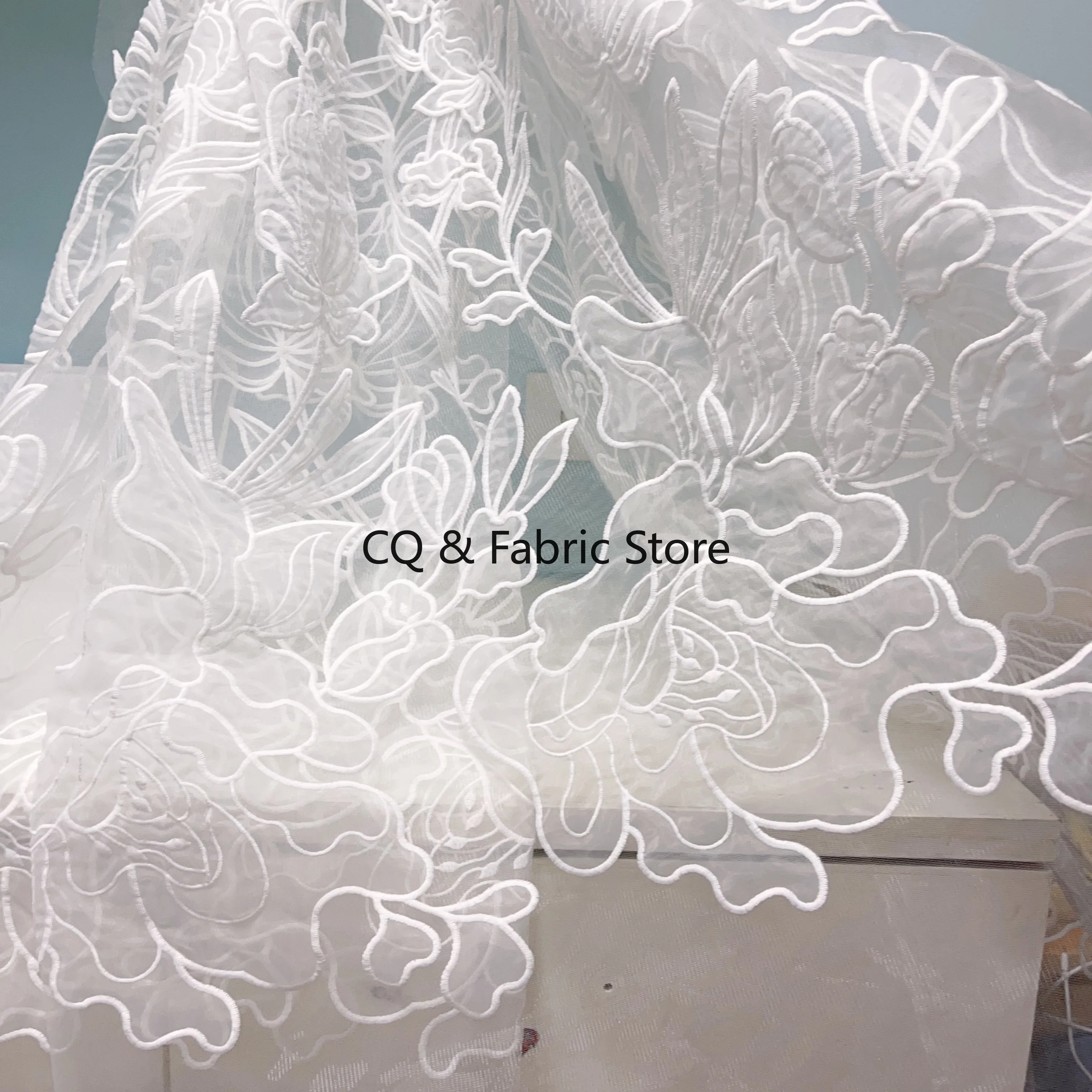 Hochwertiger Spitzen- und Netzstoff mit lasergeschnittener Organza-Blume für Hochzeitskleid und Abendkleid. Eleganter Braut-Spitzenstoff