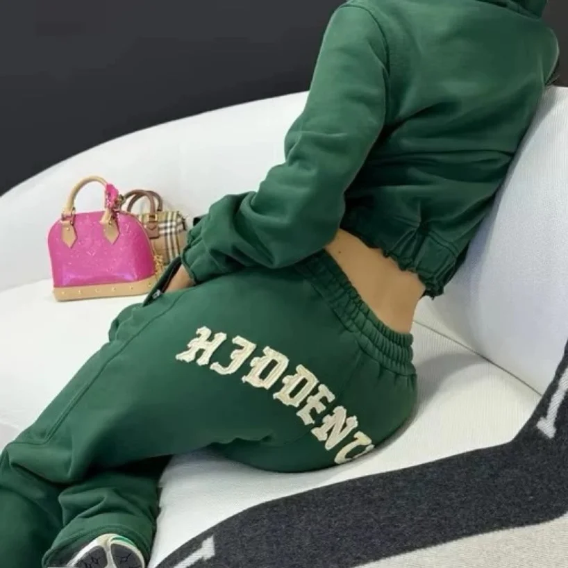 

Модный комплект: укороченная толстовка-худи и брюки в уличном стиле, приталенный крой, хлопок, на молнии, круглый вырез, камуфляжный принт, унисекс, осенняя одежда