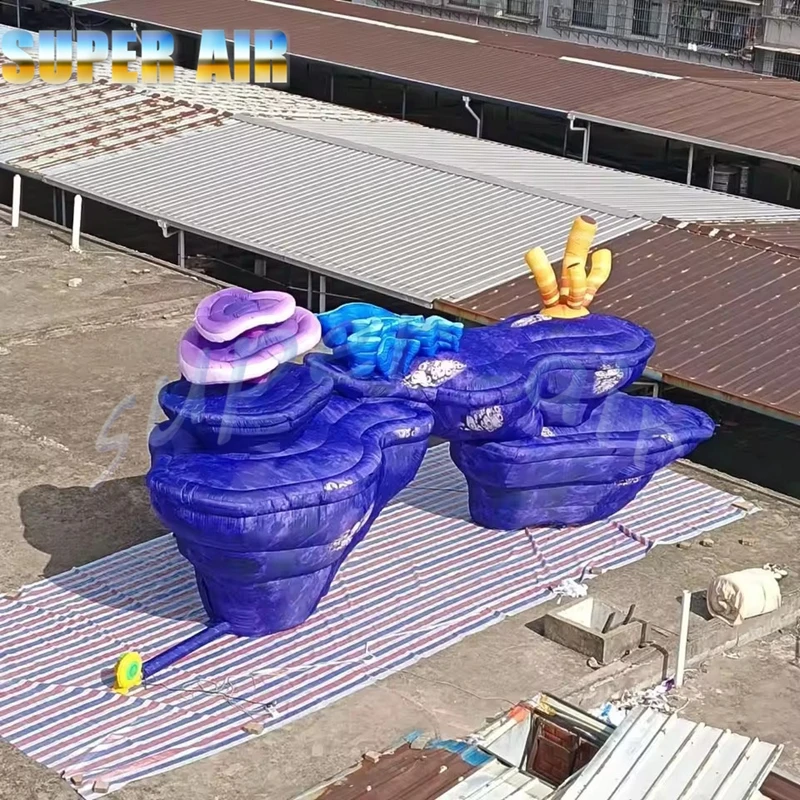 Großhandel tiefblauer aufblasbarer Stein mit Korallen, Schwammrohr-Modellballon für Bühnenhintergrunddekoration