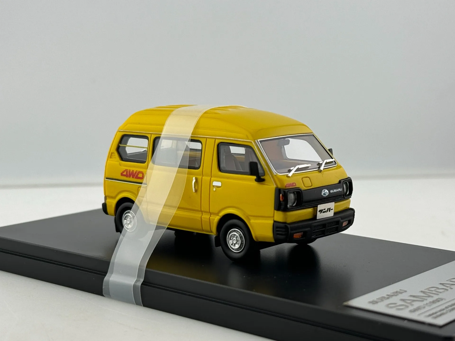 نموذج سيارة سوبارو 1980 سامبار من الراتنج بمقياس 1/43