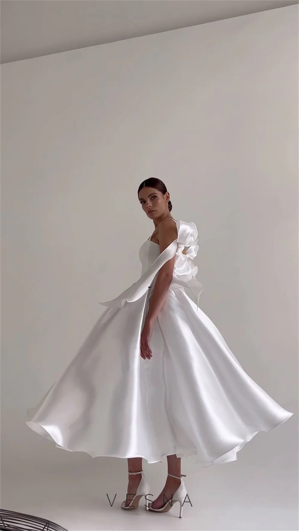 Vestidos de novia acampanados blancos personalizados de Tokio, vestidos de novia elegantes sin mangas con hombros descubiertos, vestidos de novia hasta Tra 2025